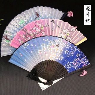Quạt xòe có tua rua