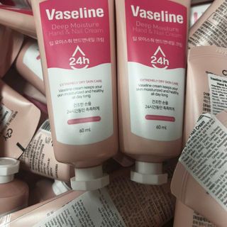 Kem Dưỡng Da Tay Và Móng Vaseline Deep Moisture Hand & Nail Cream 60ml