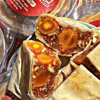 BÁNH PÍA THẬP CẨM HOÀNG KIM, 600GR – 8 TRỨNG THƯỢNG HẠNG - WINNIE HOUSE