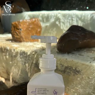 Sữa dưỡng thể SALLY WHITE-ROYAL BODY LOTION 250ml thẩm thấu nhanh, che khuyết điểm và an toàn cho da