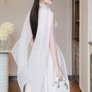 Váy cổ yếm xoè kèm khăn choàng