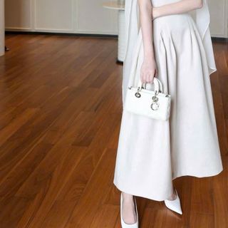 Váy cổ yếm xoè kèm khăn choàng