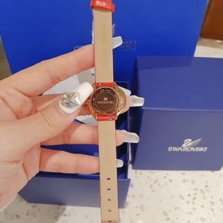 SALE OFF ĐỒNG HỒ NỮ CAO CẤP XWAROVSKI DÂY DA ĐỎ VIỀN ĐÁ