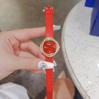 SALE OFF ĐỒNG HỒ NỮ CAO CẤP XWAROVSKI DÂY DA ĐỎ VIỀN ĐÁ