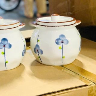 HỦ SỨ ĐỰNG MỠ CÓ NẮP KÈM MUỖNG 1400ML CÓ TAI CẦM