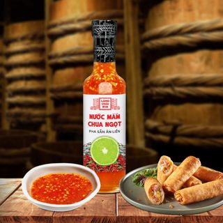 Nước mắm tỏi ớt chua ngọt Làng Chài Xưa chai thuỷ tinh 300g nguyên liệu tươi, thơm ngon đặc biệt