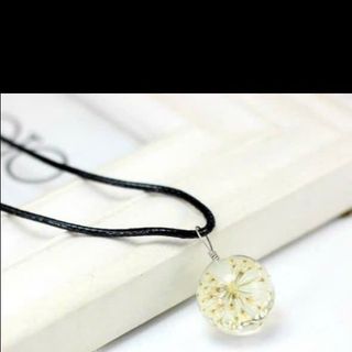 Dây chuyền mặt đá ép hoa khô dây da