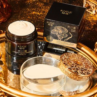 Kem dưỡng da KUGE Đông Trùng Linh Chi Đen 50g – Dưỡng trắng, tái tạo da, chống lão hóa, phục hồi làn da săn chắc