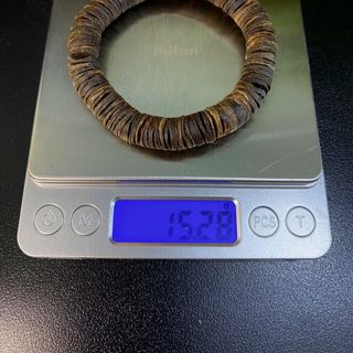 Vòng tay trâm hương chìm nước dạng mảnh Kì Hải Nam dầu đen thơm sống 023