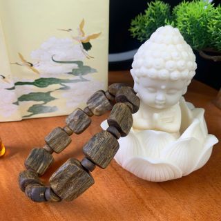 Vòng tay trầm hương Kỳ Hải Nam chìm nước bản rộng 15-16li nặng 20g 040-15