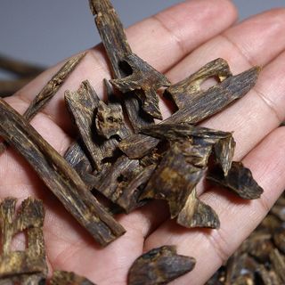 Trầm nguyên miếng chìm nước Kỳ Hải Nam xông đốt tẩy uế, bỏ ví mùi thơm ngọt mạnh 1-3g 104
