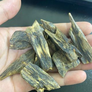 Trầm nguyên miếng chìm nước Kỳ Hải Nam xông đốt tẩy uế, bỏ ví mùi thơm ngọt mạnh 1-3g 104
