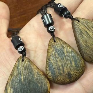 Mặt trầm hương dây chuyền Kỳ Hải Nam đeo cổ hình giọt nước 3-4g 131