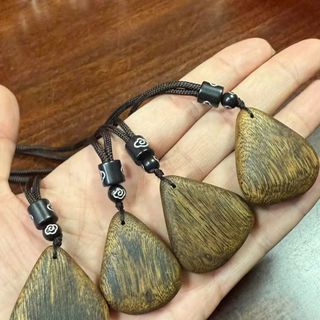 Mặt trầm hương dây chuyền Kỳ Hải Nam đeo cổ hình giọt nước 3-4g 131