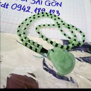 Dây chuyền phong thủy mặt đá có màu xanh và đen