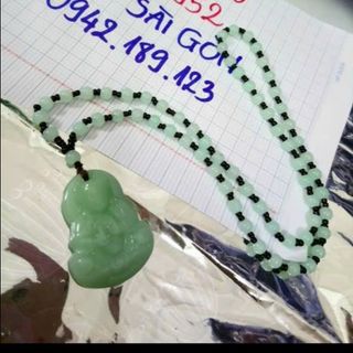 Dây chuyền phong thủy mặt đá có màu xanh và đen