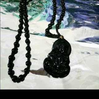 Dây chuyền phong thủy mặt đá có màu xanh và đen
