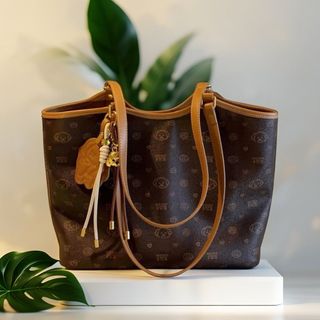 TÚI XÁCH CÔNG SỞ HỌA TIẾT GẤU KÈM MÓC CHARM SANG CHẢNH W682 - WINNIE HOUSE
