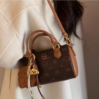 TÚI XÁCH NỮ DA GẤU DỄ THƯƠNG KÈM MÓC CHARM XINH XẮN W688 - WINNIE HOUSE