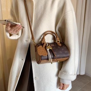 TÚI XÁCH NỮ DA GẤU DỄ THƯƠNG KÈM MÓC CHARM XINH XẮN W688 - WINNIE HOUSE