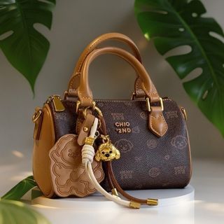 TÚI XÁCH NỮ DA GẤU DỄ THƯƠNG KÈM MÓC CHARM XINH XẮN W688 - WINNIE HOUSE