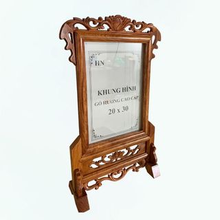 Khung ảnh thờ gỗ hương đá thờ gia tiên kích thước 20x25, 21x31, 25x35. Chất liệu gỗ hương đẹp truyền thống, bảo hành 12 tháng