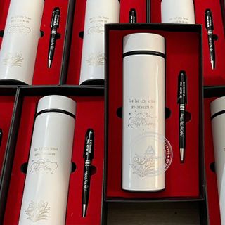 Bộ quà tặng ( Bình giữ nhiệt + bút ký kim loại ) in tên thầy cô giáo