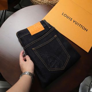 Quần short jean nam. Chất  Jean dày dặn có thun co giãn thoải mái.  Mền mịn.