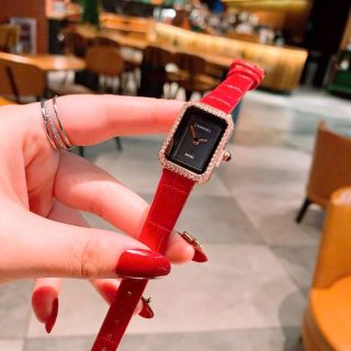 SALE BỎ MẪU ĐỒNG HỒ NỮ THỜI TRANG CHANEU DÂY DA ĐỎ
