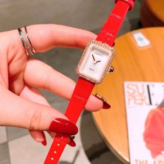 SALE BỎ MẪU ĐỒNG HỒ NỮ THỜI TRANG CHANEU DÂY DA ĐỎ