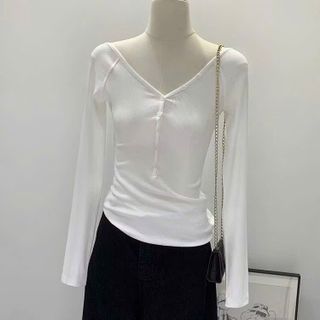 Áo thun cổ V tay dài phối nút