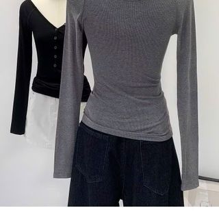 Áo thun cổ V tay dài phối nút