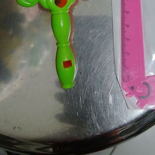 Trống lắc nhựa kêu to cho trẻ em đồ chơi