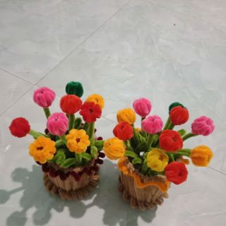 Hoa tulips tự tay nhà làm trang trí bàn làm việc