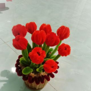 Hoa tulips bằng kẽm nhung đỏ