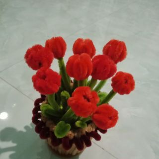 Hoa tulips bằng kẽm nhung đỏ