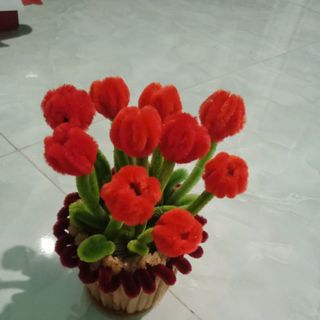 Hoa tulips bằng kẽm nhung đỏ