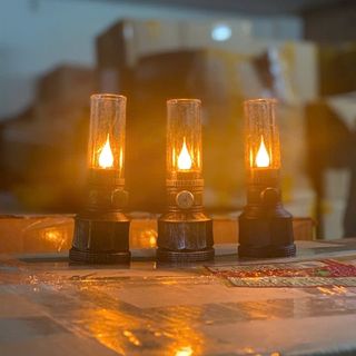 Đèn led cổ điển đùng pin không khói, an toàn, tiện lợi