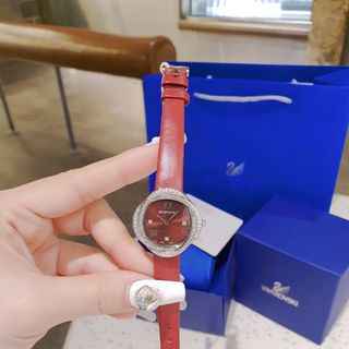 SALE NHANH ĐỒNG HỒ NỮ CAO CẤP XWAROVSKI DÂY DA ĐỎ VIỀN ĐÁ