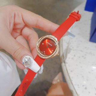 SALE NHANH ĐỒNG HỒ NỮ CAO CẤP XWAROVSKI DÂY DA ĐỎ VIỀN ĐÁ