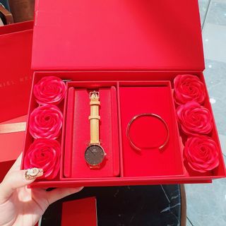 SET DANIEL LỄ HỘI HỘP HOA HỒNG ĐỎ DA PETITE VÀ CUFF