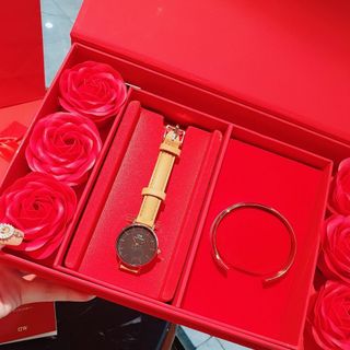 SET DANIEL LỄ HỘI HỘP HOA HỒNG ĐỎ DA PETITE VÀ CUFF