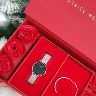 SET DANIEL LỄ HỘI HỘP HOA HỒNG ĐỎ LƯỚI PETITE VÀ CUFF