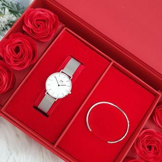 SET DANIEL LỄ HỘI HỘP HOA HỒNG ĐỎ LƯỚI PETITE VÀ CUFF