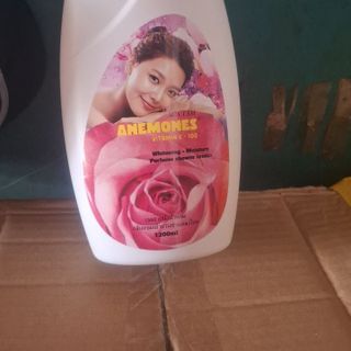 Sữa tắm ANEMONES Vitamin E-100 Hương Hoa Hồng Và Hoa Tím (chai 1200ml)