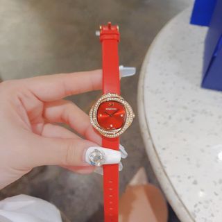 SALE NHANH ĐỒNG HỒ NỮ CAO CẤP SWAROKI  DÂY DA ĐỎ VIỀN ĐÁ