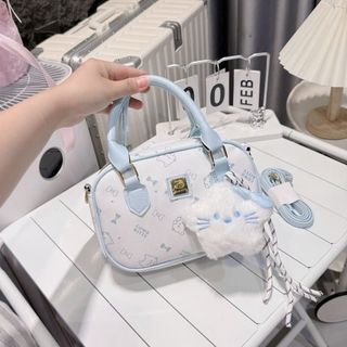 TÚI XÁCH NỮ DA PU HỌA TIẾT HOẠT HÌNH TẶNG MÈO BÔNG W772 - WINNIE HOUSE