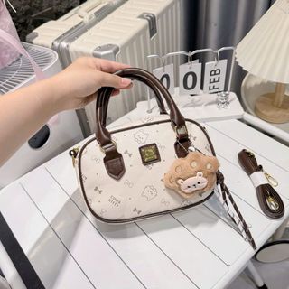 TÚI XÁCH NỮ DA PU HỌA TIẾT HOẠT HÌNH TẶNG MÈO BÔNG W772 - WINNIE HOUSE