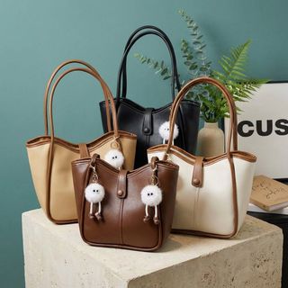 TÚI XÁCH NỮ DÁNG THUYỀN MẶT CÚC SANG TRỌNG W767, KÈM QUẢ BÔNG TREO - WINNIE HOUSE