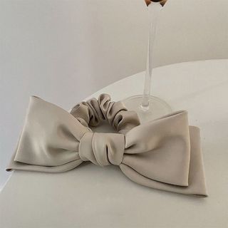 Scrunchie nơ bản lớn màu kem – thanh lịch, tối giản, sang trọng kiểu Hàn Quốc